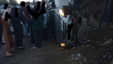 ‏بالصورة: انقلاب سيارة على طريق عام ⁧‫عاريا‬⁩ ⁧‫