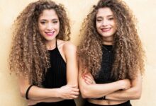 كيف يفسر العلم التشابه المذهل في سلوكيات توائم لا يعيشون مع بعضهم؟ #عاجل