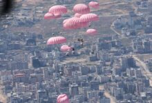 الجيش الإسرائيلي يعلن السماح باستئناف إسقاط المساعدات جواً على غزة، و"هدنة إنسانية" محدودة