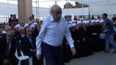 فيديو: جنبلاط ينسحب من موقف عزاء في كفرحيم بعد وصول وهاب… والحشود تلحق به