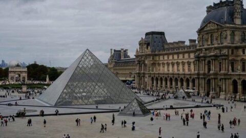 Video: Braquage au musée du Louvre : des bijoux dérobés, les auteurs en fuite 1 Video: Braquage au musée du Louvre : des bijoux dérobés, les auteurs en fuite