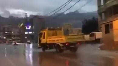 بالفيديو: مفرزة سير زغرتا توقف متهورًا يهدد حياة الآخرين أثناء المطر