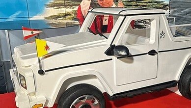 بالصور.. بابا موبيلي في استوديو تيلي لوميار قبل الزيارة البابوية