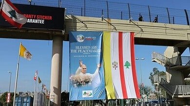 بالفيديو: حشود كسروان تملأ الطرقات ترحيبًا بموكب البابا لاوون