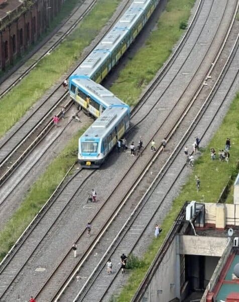 Video: Descarrila tren de pasajeros en Buenos Aires — Reportan múltiples víctimas