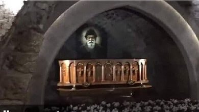 البابا يحمل شمعة من روما ليضيئها أمام ضريح مار شربل في عنايا