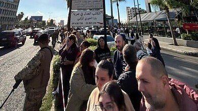 بالفيديو: مواطنون يتجمّعون على طول أوتوستراد الزوق لاستقبال البابا