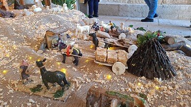 بالصور: رعية مار نهرا تفتتح مغارة الميلاد في سمار جبيل - البترون