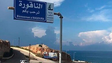 رشقات نارية وقنابل مضيئة قبالة شاطئ الناقورة ليلاً