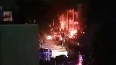 بالفيديو: حريق في مستودع بالسّامرية – الكورة وامتداد النيران إلى شقق سكنية