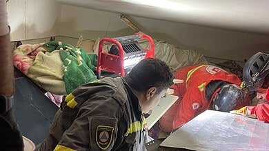 بالفيديو.. الدفاع المدني: عمليات البحث متواصلة في موقع انهيار مبنيي القبة 8 بالفيديو.. الدفاع المدني: عمليات البحث متواصلة في موقع انهيار مبنيي القبة