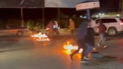 بالفيديو: متقاعدون عسكريون قطعوا الطريق عند مفرق العباسية بالإطارات المشتعلة 1 متقاعدون عسكريون