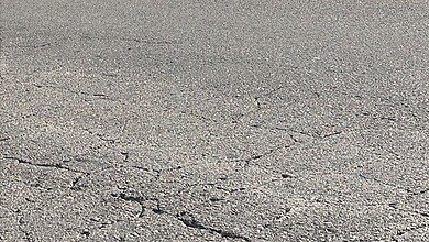 بالفيديو: استهداف سيارة على اوتوستراد الزهراني - صور