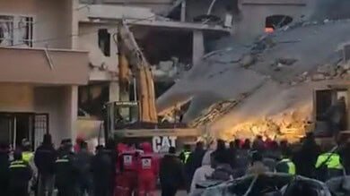 بالفيديو: عمليات البحث مستمرة عن مفقودين تحت انقاض المبنى المستهدف في العسيرة في بعلبك