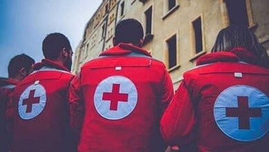 إصابة مسعفين من الصليب الأحمر خلال مهمة إنقاذ بأرنون