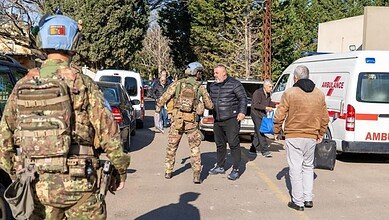 اليونيفيل تنقل مدنيين جنوباً.. عملية إنسانية تحت النار