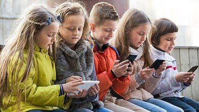أوروبا تتجه لفرض سن أدنى لمستخدمي السوشيال ميديا