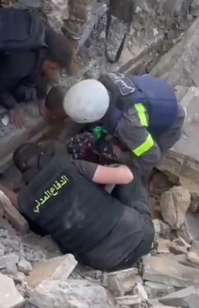 بالفيديو.. الدفاع المدني: انقاذ مواطنة محتجزة تحت أنقاض مبنى في أرنون الشقيف
