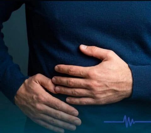 أسباب ألم أعلى يمين البطن.. من مشاكل بسيطة إلى حالات طبية خطيرة