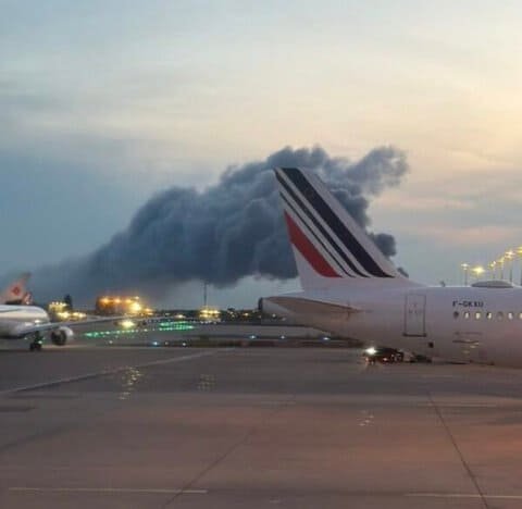 Vidéo : Un important incendie provoque un énorme nuage de fumée près de Paris