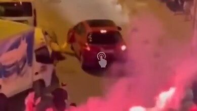 بالفيديو: سيارة تقتحم حشود مشجعين خلال الاحتفالات في بورصة التركية