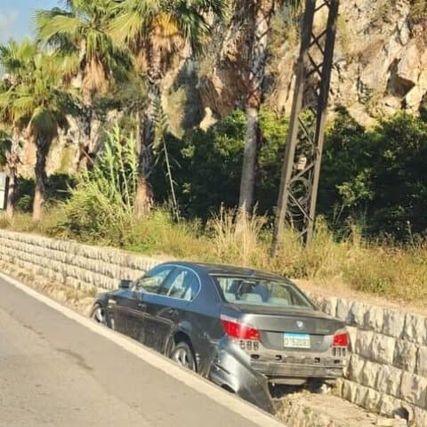 سقوط سيارة الى جانب الطريق الدولي بالقرب من كازينو لبنان