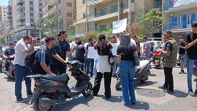 طلاب يقطعون الطريق أمام المنطقة التربوية في طرابلس