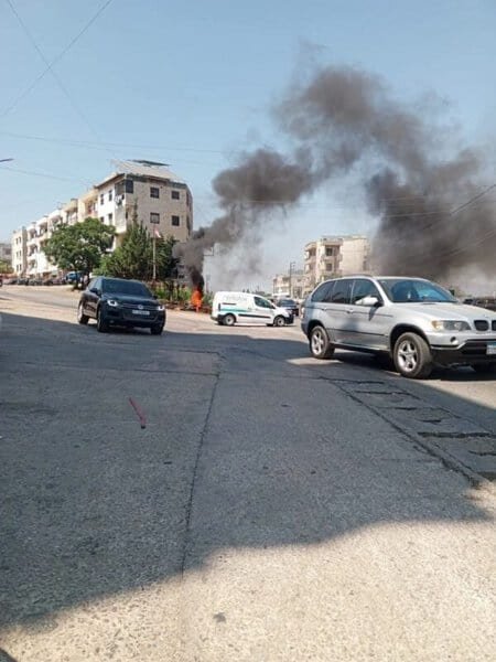 في الكورة.. قطع طريق وإصابة صاحب بسطة بعد تهديده بقتل نفسه