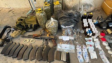 بالصور: الجيش يوقف 8 لبنانيين وسوريَّين في مداهمات أمنية ويضبط أسلحة ومخدرات 6 بالصور: الجيش يوقف 8 لبنانيين وسوريَّين في مداهمات أمنية ويضبط أسلحة ومخدرات