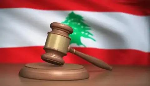 لائحة باسماء موظفين مرتَشين في مرفق عام