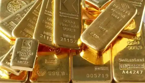 أسعار الذهب تنخفض وسط استقرار الدولار وترقب الأسواق