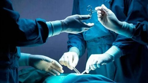 خطأ طبي في فرنسا.. فتاة تدخل لجراحة في الكاحل وتستيقظ بعد خلع 4 أضراس سليمة