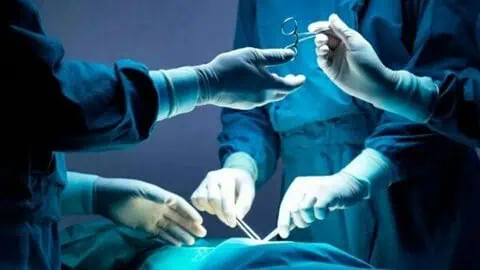 خطأ طبي في فرنسا.. فتاة تدخل لجراحة في الكاحل وتستيقظ بعد خلع 4 أضراس سليمة