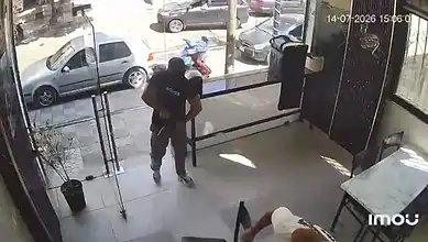 ملثمون يقتحمون محلًا في صيدا بأسلحة حربية.. والتحقيق يكشف السبب