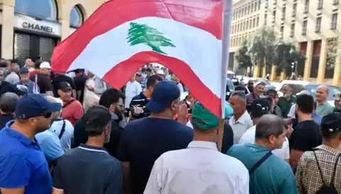 المتظاهرون يغلقون الطريق عند مدخل مجلس النواب قبالة مبنى بلدية بيروت