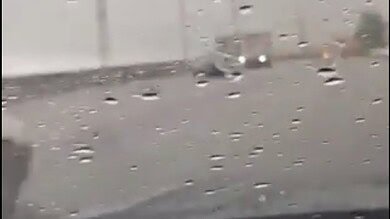 بالفيديو: تساقط الأمطار على طريق ضهر البيدر