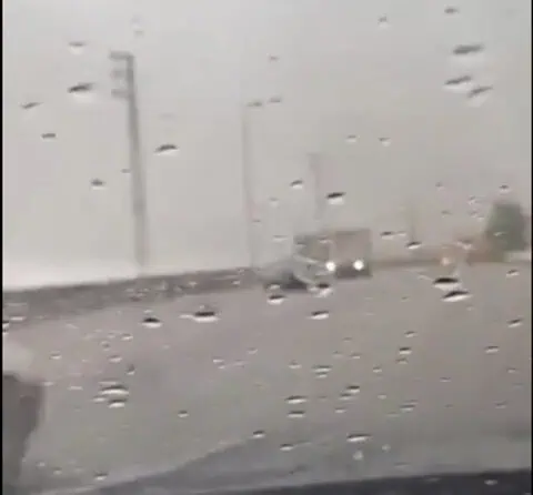 بالفيديو: تساقط الأمطار على طريق ضهر البيدر