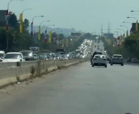 بالفيديو: زحمة سير خانقة على طريق بلدة الغازية نتيجة النزوح الكثيف من النبطية