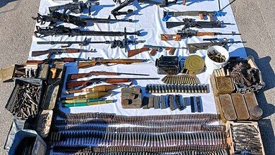 بالصور: توقيف 3 أشخاص وضبط أسلحة رشاشة وإتلاف حشيشة