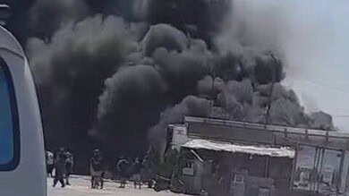 بالفيديو: حريق في مقطورة شاحنة على أوتوستراد المنصف