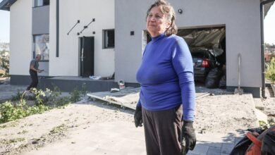 مقتل 37 شخصاً على الأقل وإجلاء المئات إثر غارة على مستودع أسلحة في كييف 5 فالنتينا تنظف منزلها المتضرر عقب غارة روسية بطائرة مسيرة استهدفت قرية ميلا في منطقة كييف بأوكرانيا في 29 أغسطس/آب 2026.