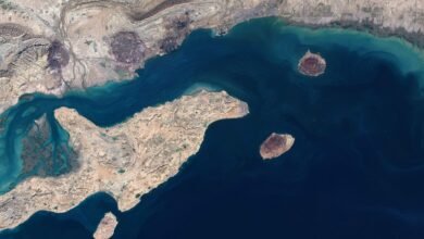 صورة ملتقطة بالأقمار الاصطناعية تظهر جزيرتي لارك الصغيرة (تحت يمين) وإلى اليسار قشم الكبيرة