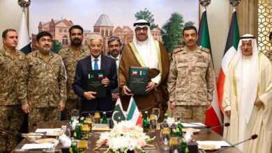 صورة تظهر وزير الدفاع الكويتي الشيخ عبدالله علي عبدالله السالم الصباح وهو يقف إلى جانب نظيره الباكستاني خواجة محمد آصف يحملان اتفاقية الدفاع والتعاون العسكري المشترك بين البلدين التي وقّعاها، وبجانبهما شخصيات عسكرية من البلدين.