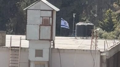 رفع الجيش الإسرائيلي العلم الإسرائيلي على سطح معهد قلنديا بعد أن سيطرت قوات الجيش والشرطة الإسرائيلية يوم الثلاثاء على معهد قلنديا للتعليم المهني المجاني للاجئين الفلسطينيين في مخيم قلنديا شمال مدينة القدس