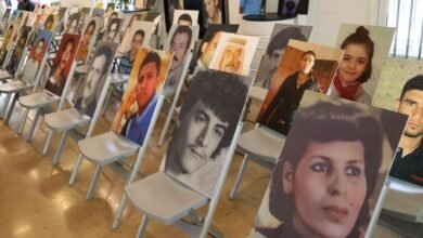 صور لمفقودين قسراً من العراق ولبنان وسوريا واليمن، خلال فعالية لمنظمة العفو الدولية في بيروت إحياءً لليوم الدولي لضحايا الاختفاء القسري، 30 أغسطس/آب 2023