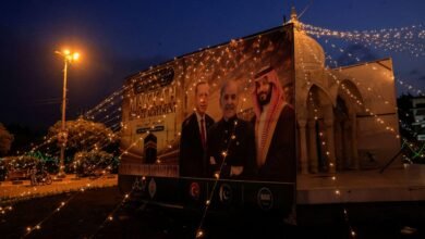 لوحة إعلانية في كراتشي تعرض صور ولي العهد السعودي محمد بن سلمان ورئيس الوزراء الباكستاني شهباز شريف والرئيس التركي رجب طيب أردوغان