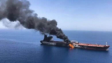 ناقلة نفط تُصاب بمقذوف مجهول قبالة سواحل عُمان وتفقد السيطرة