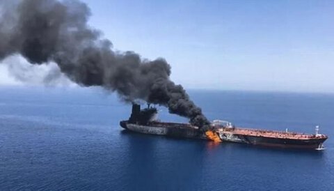 ناقلة نفط تُصاب بمقذوف مجهول قبالة سواحل عُمان وتفقد السيطرة