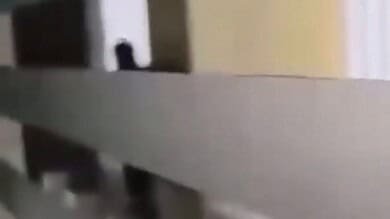 فيديو يوثق لحظة إعادة مطلق النار تلقيم سلاحه قبل أن ترديه الشرطة قتيلاً في مدرسة بتايلاند