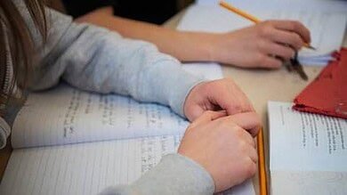 المعلمون المتعاقدون يطالبون بمنع تجديد الكتب المدرسية